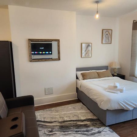 Immaculate 1-Bedroom In Greenhithe エクステリア 写真