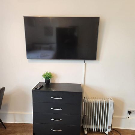 Immaculate 1-Bedroom In Greenhithe エクステリア 写真