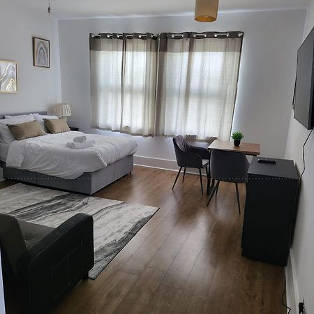 Immaculate 1-Bedroom In Greenhithe エクステリア 写真