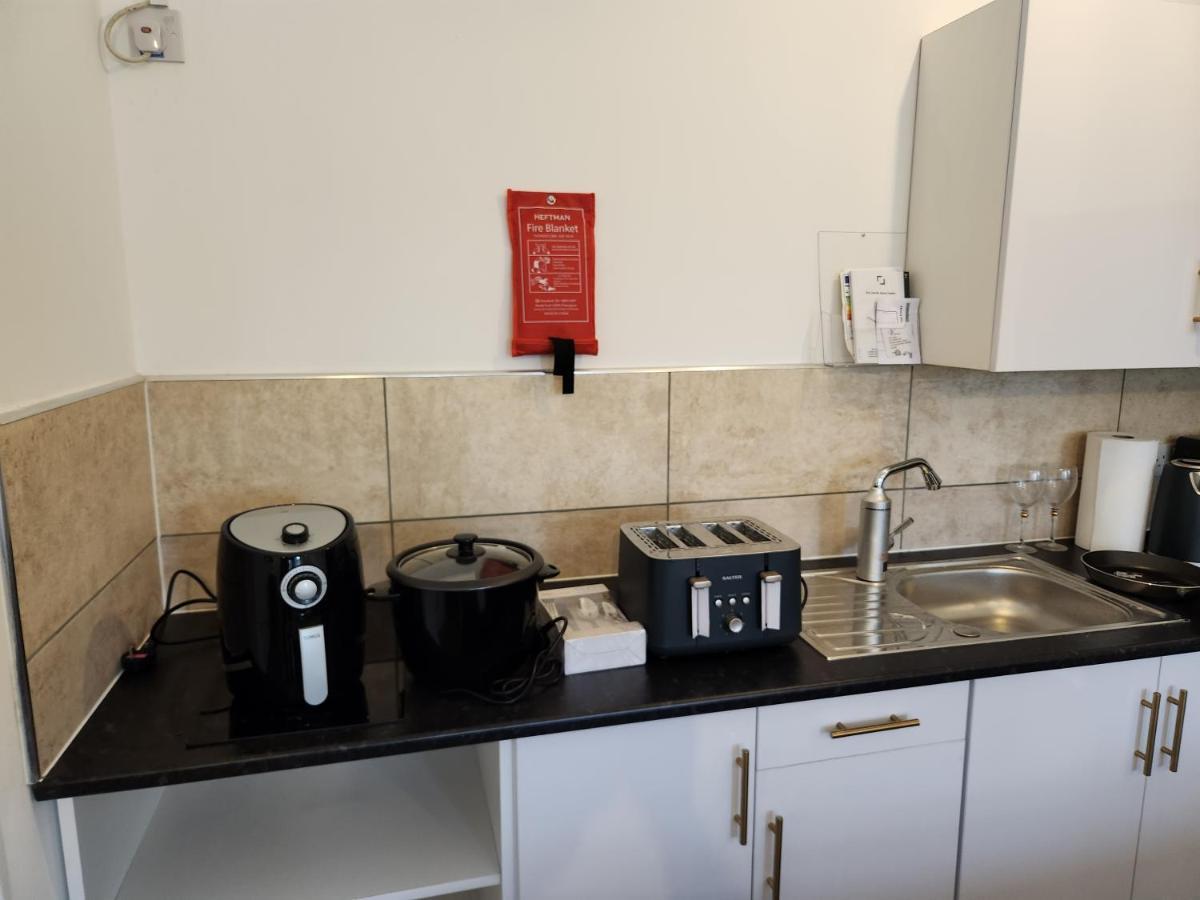 Immaculate 1-Bedroom In Greenhithe エクステリア 写真