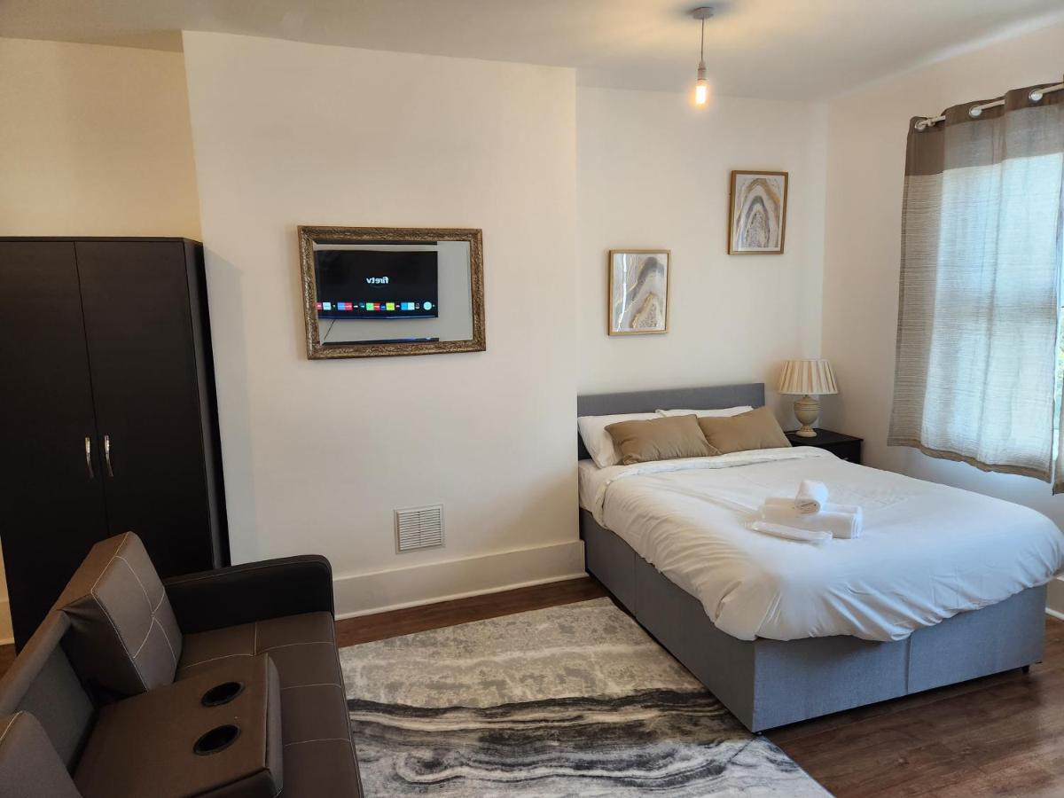 Immaculate 1-Bedroom In Greenhithe エクステリア 写真