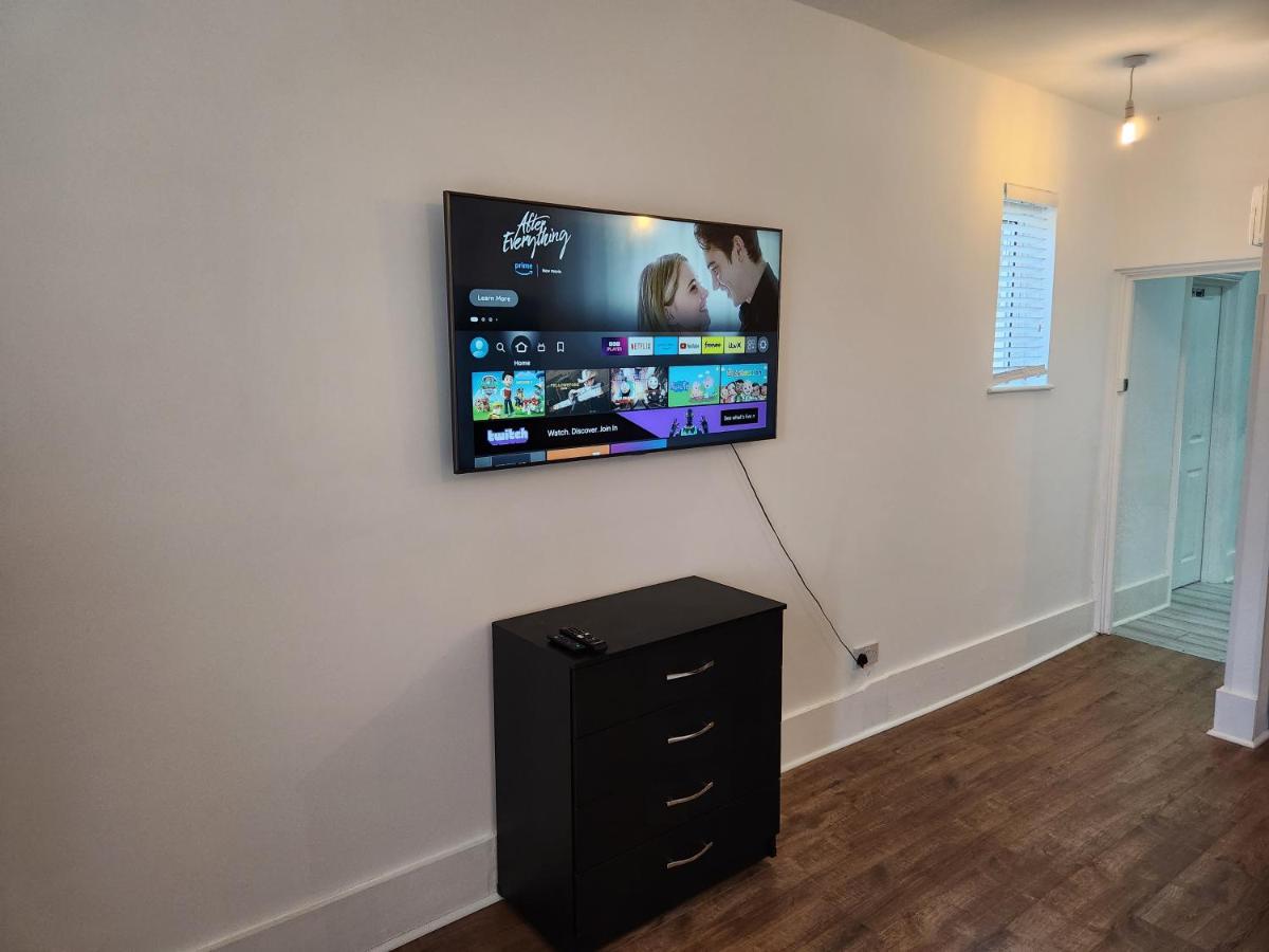 Immaculate 1-Bedroom In Greenhithe エクステリア 写真