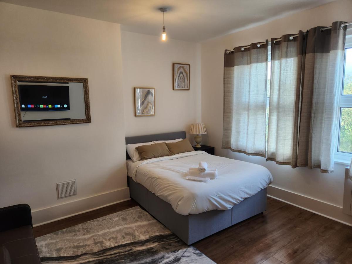 Immaculate 1-Bedroom In Greenhithe エクステリア 写真