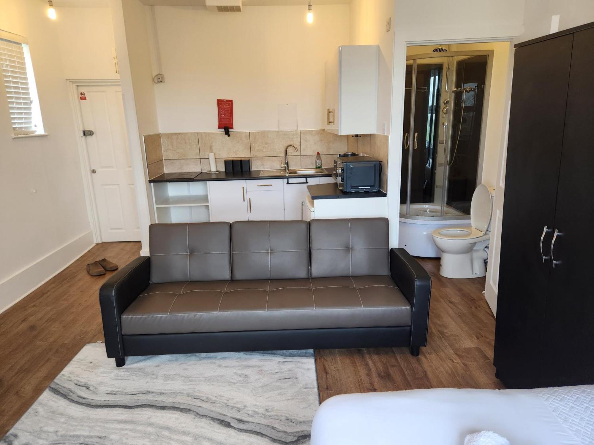 Immaculate 1-Bedroom In Greenhithe エクステリア 写真